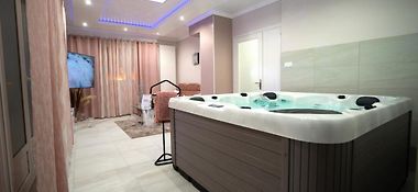 GALAXY SPA - SUITE VENUS AVEC JACUZZI ET SAUNA PRIVATIF CHAMPIGNEULLES  (Pháp) - từ VND 5744186 | HOTELMIX